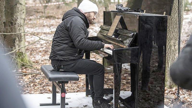 Der Pianist Igor Levit nimmt auf Einladung von Greenpeace an den Protesten gegen die Rodungen im Dannenröder Forst teil (2020). Foto: Boris Roessler/dpa