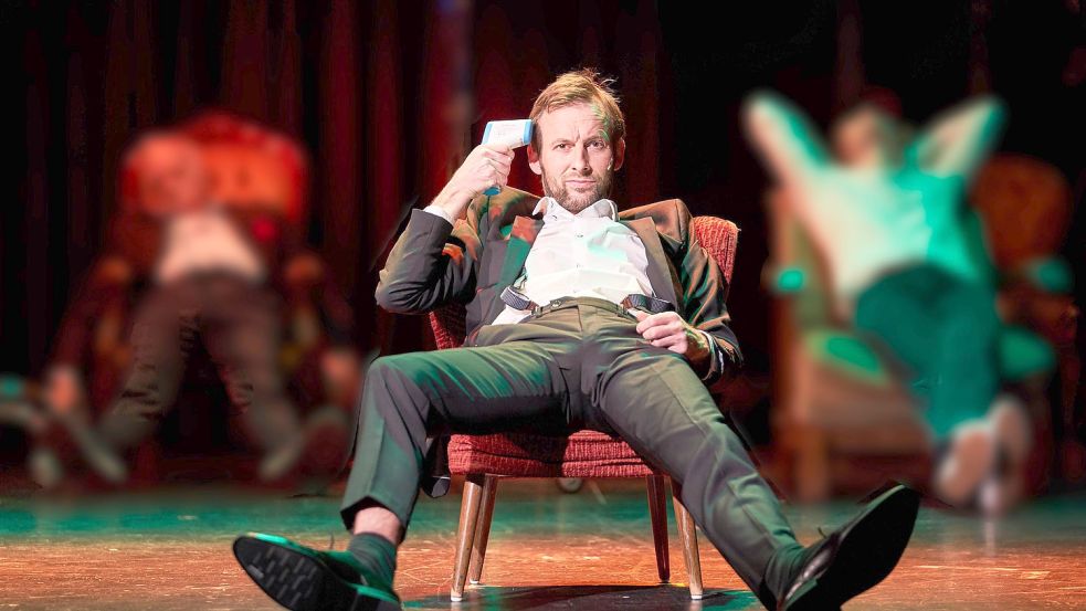Da kann man schon mal auf trübe Gedanken kommen: Holger Dexne in „Nicht Anfassen!“ mit Fiebermesspistole. Foto: Oliver Fantitsch