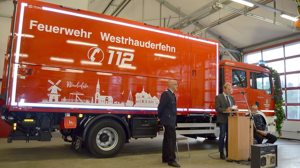 Feierliche Übergabe des Gerätewagen Logistik (GW-L 2) durch Rhauderfehns Bürgermeister Geert Müller an die Schwerpunktfeuerwehr Westrhauderfehn: links Ortsbrandmeister Bernd Haskamp, rechts (sitzend) stellvertretender Ortsbrandmeister Ludger Böning. Foto: Weers