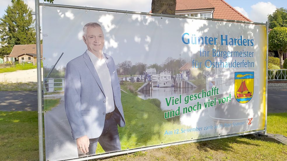 Ostrhauderfehns Bürgermeister Günter Harders wirbt mit großen Stellwänden entlang der Osterfehntjer Hauptstraße bei den Wählerinnen und Wählern um ihre Stimme für sich.
