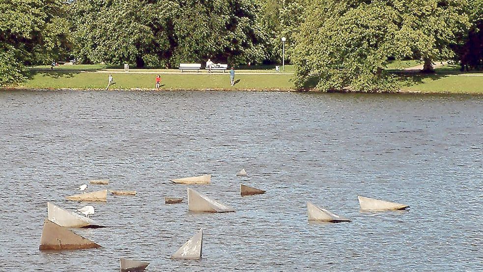 Ulrich Behls Aluminium-Tetraeder auf dem Kleinen Kiel der Landeshauptstadt.