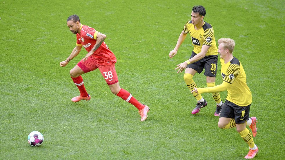 Wiedersehen auf dem Spielfeld: Karim Bellarabi (links, Leverkusen) trifft wieder auf Reinier Jesus Carvalho (Mitte, Dortmund) und Julian Brandt (rechts, Dortmund). Foto: imago images/Edith Geuppert