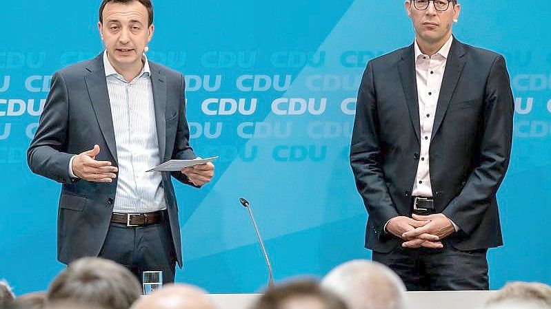 CDU-Generalsekretär Paul Ziemiak (l) neben seinem Amtskollegen von der CSU, Markus. Foto: Michael Kappeler/dpa