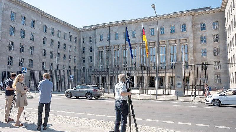 Kamerateams vor dem Bundesfinanzministerium in Berlin. Bei Ermittlungen gegen Verantwortliche der FIU hatte die Staatsanwaltschaft Osnabrück auch das Olaf Scholz unterstehende Ministerium durchsuchen lassen. Foto: Christophe Gateau/dpa