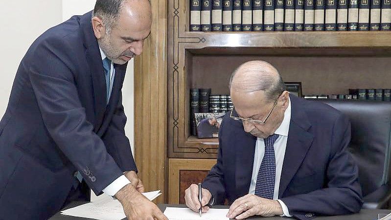 Präsident Michel Aoun unterzeichnet ein Dekret zur Bildung einer lang erwarteten Regierung mit 24 Ministern. Foto: -/Dalati & Nohra/dpa