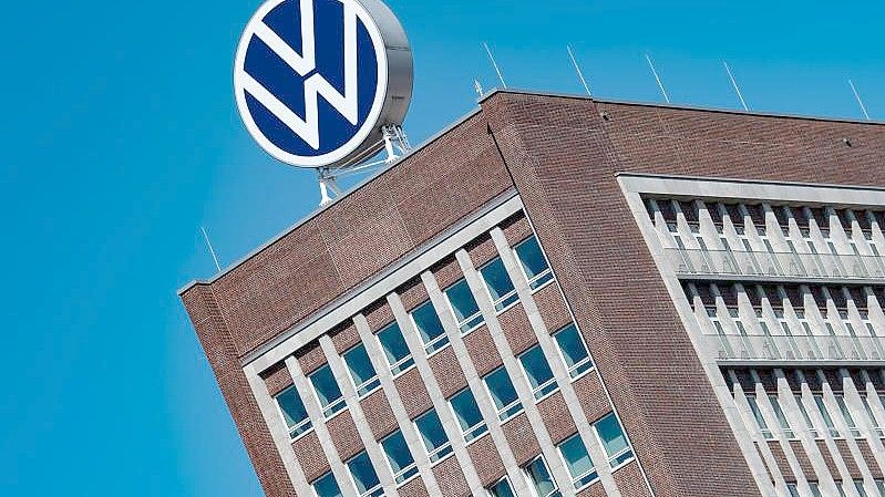 Die Kernmarke VW Pkw verkaufte im August knapp ein Viertel weniger Autos als im Vorjahresmonat. Foto: Swen Pförtner/dpa