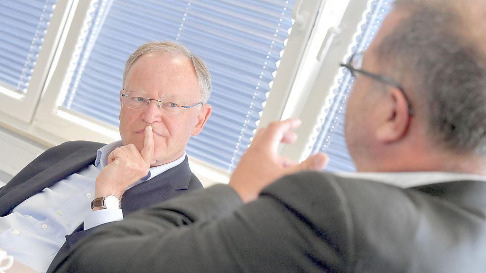 Ministerpräsident Stephan Weil (SPD) im Redaktionsgespräch mit Joachim Braun, Chefredakteur der Ostfriesen-Zeitung und des Generalanzeigers. Foto: Ortgies