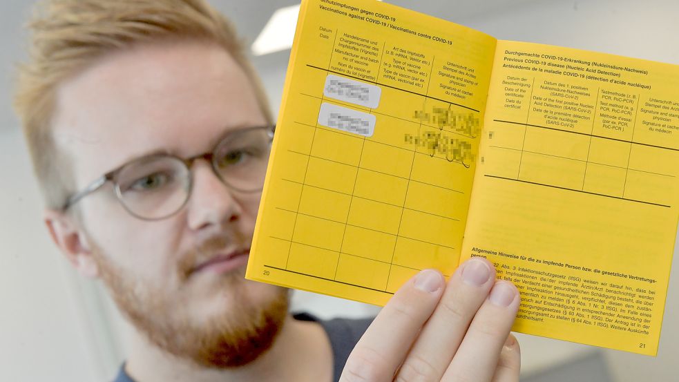 Beim gefälschten Impfpass fehlt das Impfdatum. Das können die Kunden selbst eintragen. Foto: Ortgies