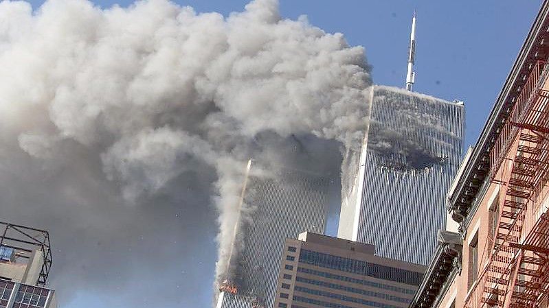Rauch steigt von den brennenden Zwillingstürmen des World Trade Centers auf, nachdem entführte Flugzeuge am 11. September 2001 in New York City in die Türme gestürzt waren. Foto: Richard Drew/AP/dpa