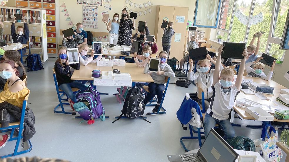 Die Klasse 5Ra der Haupt- und Realschule Osterfehn und ihre Klassenlehrerinnen Stephanie Aboueme Aboueme und Döndü Kara freuen sich auf den Schulalltag mit den neuen iPads. Foto: Rübesam