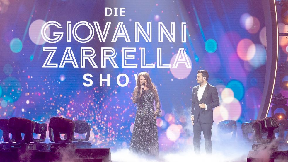 In der ZDF-Show „Die Giovanni Zarella Show“ singen die britische Sopranistin Sarah Brightman und der Moderator Giovanni Zarrella „Time To Say Goodbye“. Foto: Sascha Baumann/ZDF