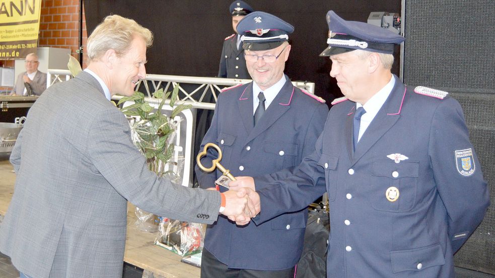 Schlüsselübergabe von Rhauderfehns Bürgermeister Geert Müller (v. l.) an Burlages Ortsbrandmeister Wolfgang Harms und dessen Stellvertreter Gerd Tebben. Fotos: Weers