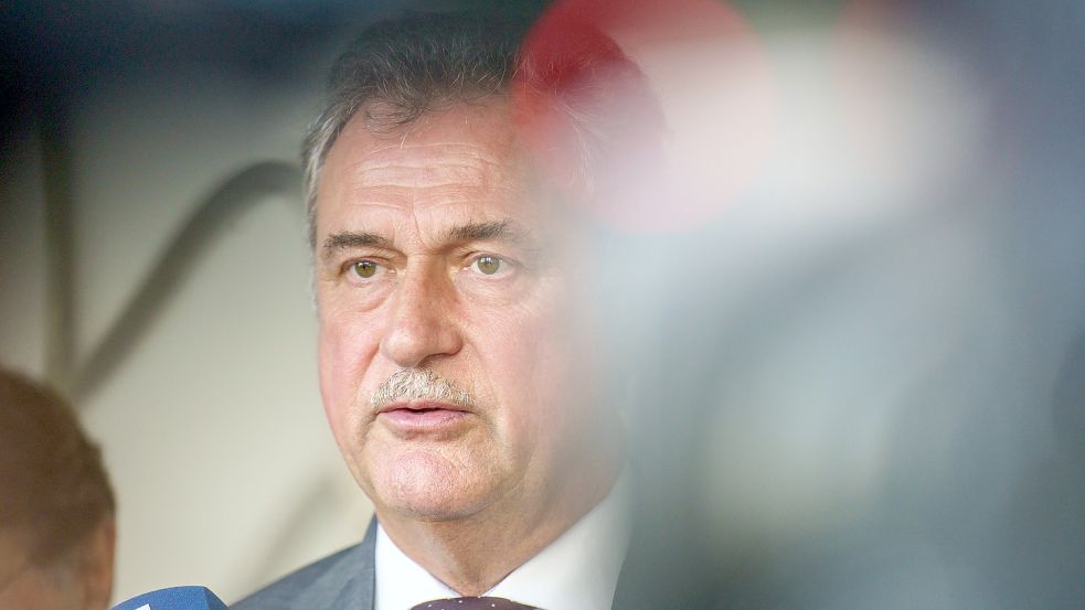 GDL-Chef Claus Weselsky führt einen harten Tarifstreit mit der Bahn. Die legt ein neues Angebot vor. Neue Streiks sind weiter nicht ausgeschlossen. Foto: Frank Rumpenhorst/dpa