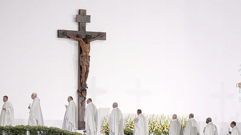 Kleriker gehen am Ende einer Prozession, an der sich Zehntausende in Budapest, Ungarn, beteiligen am Tag vor der Abschlussmesse des Internationalen Eucharistischen Kongresses, an dem auch Papst Franziskus teilnehmen wird. Foto: Vadim Ghirda/AP/dpa