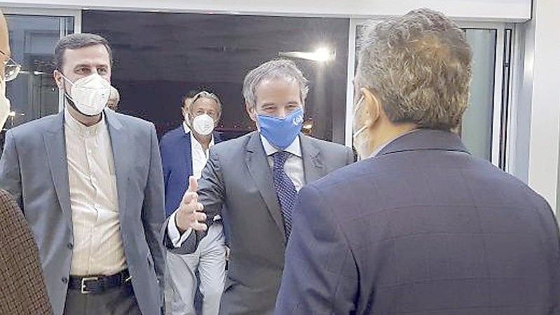 IAEA-Generaldirektor Rafael Mariano Grossi (2.v.r.) wird am Flughafen in Teheran begrüßt. Foto: Uncredited/Atomic Energy Organization of Iran/AP/dpa