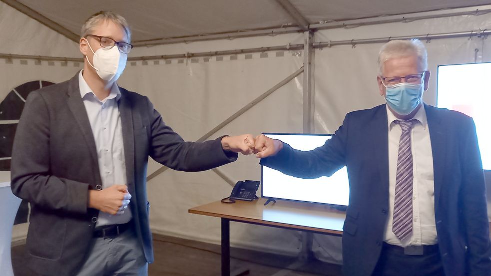Faust drauf: Heiko Abbas (CDU) (links) mit seinem Vorgänger Ludwig Sonnenberg (parteilos). Fotos: Vogt