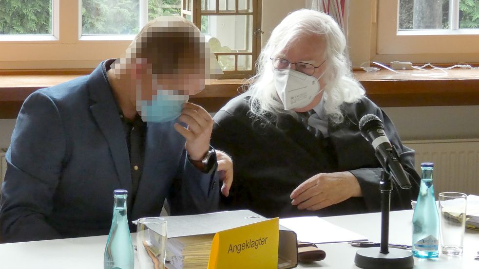 Ein 30-jähriger Barßeler sitzt unter anderem wegen des Vorwurfs der fahrlässigen Tötung vor Gericht. Foto: Rümmele