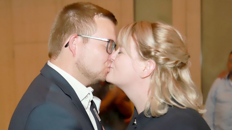 Mit einem Kuss, den er mit seiner Ehefrau Steffi tauschte, besiegelte Barßels Bürgermeister Nils Anhuth am Sonntagabend in der Aula der Barßeler IGS das Ergebnis der Bürgermeisterwahl. Mit 82,11 Prozent wählten ihn die Barßeler wieder. Foto: Passmann