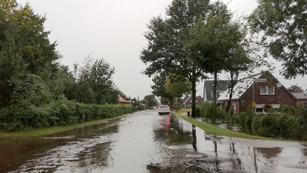 Starkregen hatte in Südbrookmerland Straßen unter Wasser gesetzt. Bilder: Feuerwehr.