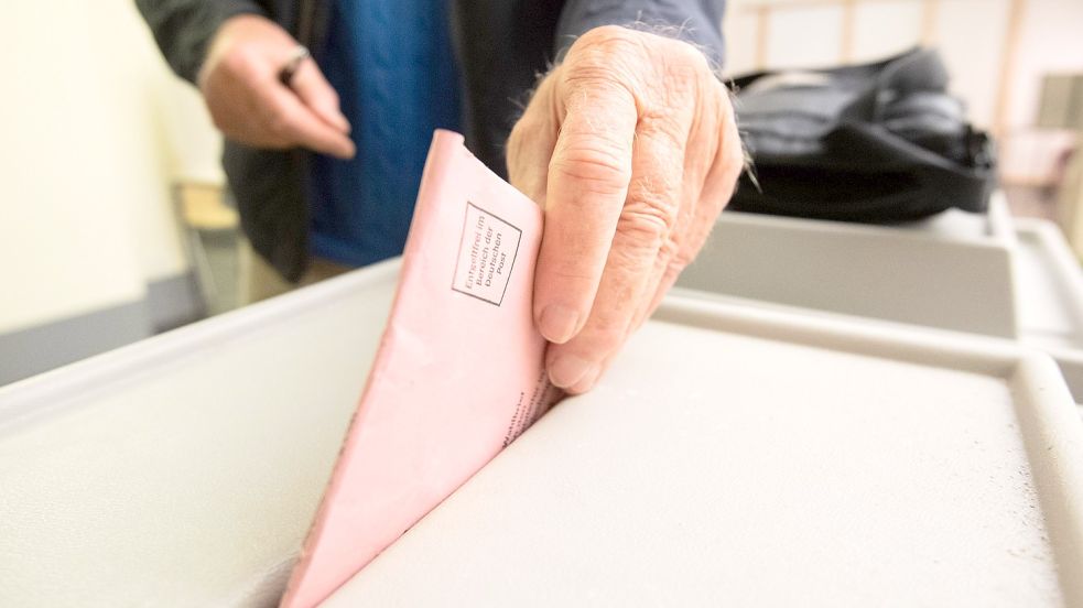 In Niedersachsen entscheiden die Menschen am Sonntag bei der Kommunalwahl 2021 darüber, wer künftig in Rat- und Kreishäusern regiert. Foto: Julian Stratenschulte/dpa