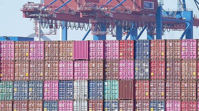 Container auf einem Containerschiff im Hafen von Hamburg. Foto: Marcus Brandt/dpa