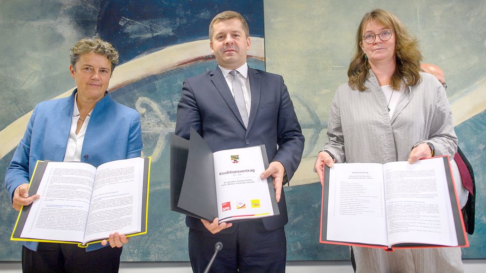 Die Landesvorsitzenden haben den Koalitionsvertrag in Sachsen-Anhalt besiegelt: Lydia Hüskens (FDP, links), Sven Schulze (CDU) und Juliane Kleemann (SPD). Foto: Gabbert/DPA