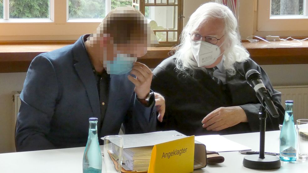 Ein 30-jähriger Barßeler sitzt unter anderem wegen des Vorwurfs der fahrlässigen Tötung vor Gericht. Sein Verteidiger Reinhard Nollmann (rechts) plädierte in diesem Anklagepunkt auf Freispruch. Foto: Rümmele