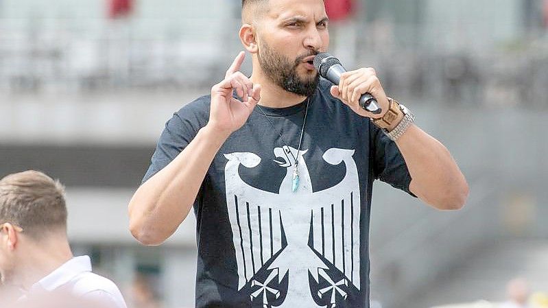 Attila Hildmann spricht bei einer Kundgebung gegen Corona-Einschränkungen auf dem Washingtonplatz in Berlin. Foto: Christophe Gateau/dpa