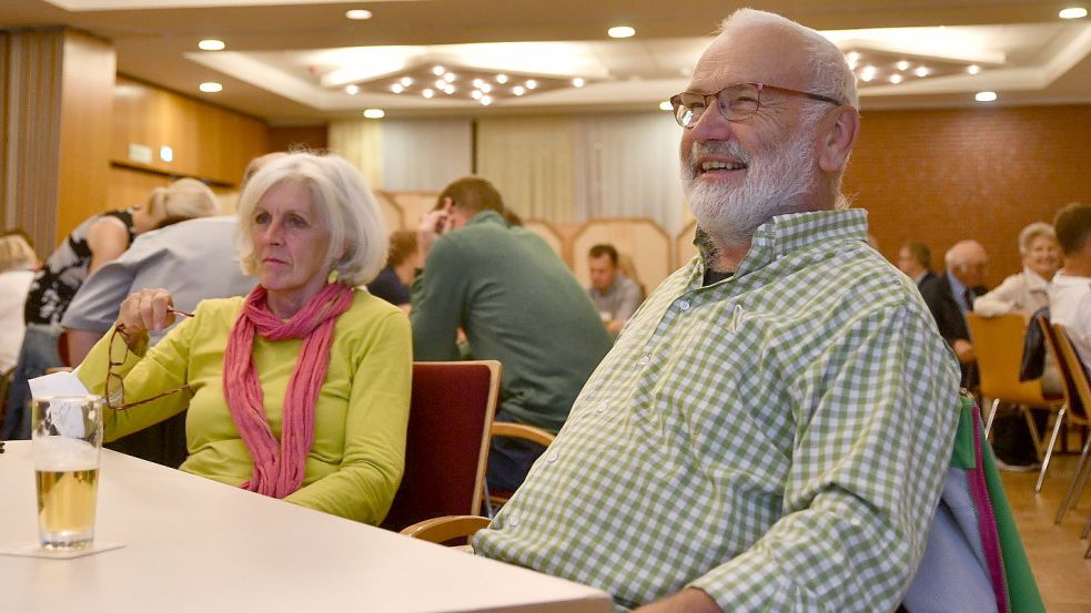 Der Grünen-Politiker Detlef Hermann freute sich am Sonntagabend über das gute Abschneiden seiner Partei bei der Gemeinderatswahl in Westoverledingen. Hermann selbst wird dem neuen Gremium nach mehr als 20 Jahren nicht mehr angehören – die 257 Stimmen reichten nicht für eine Wiederwahl. Foto: Hellmers