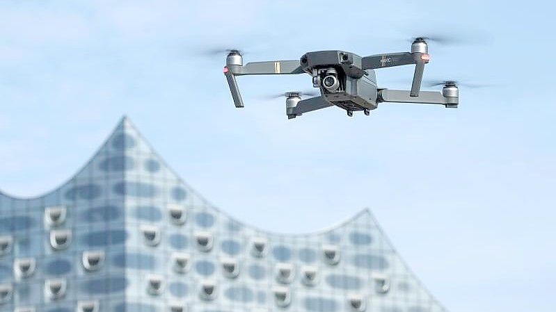 Eine Drohne schwebt in Hamburg vor der Elbphilharmonie. Foto: picture alliance / Axel Heimken/dpa