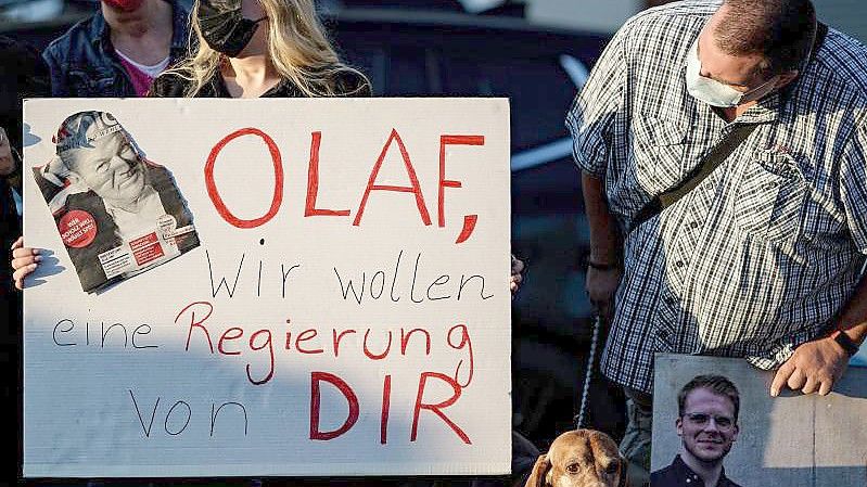 Anhänger von Olaf Scholz unterstützen den SPD-Kanzlerkandidaten bei einer Wahlkampfveranstaltung. Foto: Axel Heimken/dpa