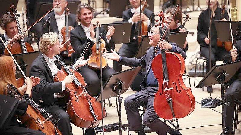 Der Cellist Yo-Yo Ma (vorne, r) erhält den Kunstpreis Praemium Imperiale. Foto: Christian Charisius/dpa