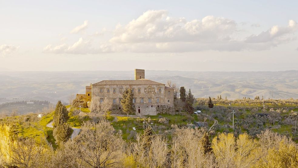 Volterra in der Toskana: Mit seinen schönen Farben und milden Temperaturen ist die Toskana in Italien auch im Herbst ein beliebtes Reiseziel. Foto: imago-images