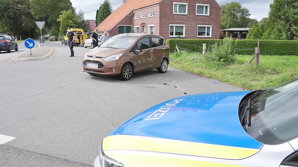 Im Kreuzungsbereich Siebestocker Straße/Bundesstraße 72 sind zwei Fahrzeuge zusammengestoßen. Foto: Wolters