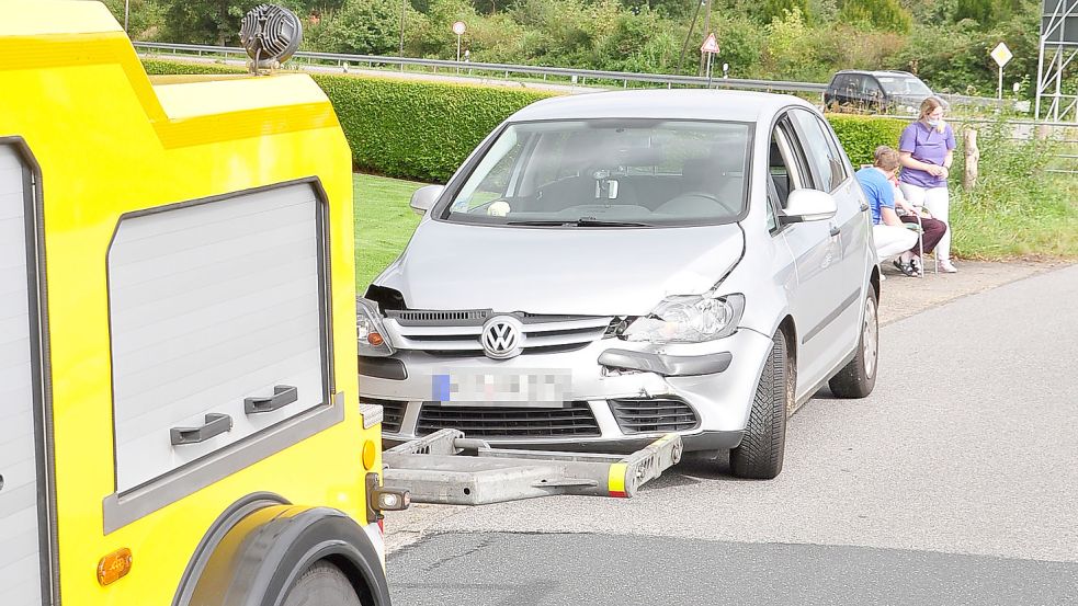 Drei Menschen sind bei dem Unfall verletzt worden – nach ersten Erkenntnissen leicht. Foto: Wolters