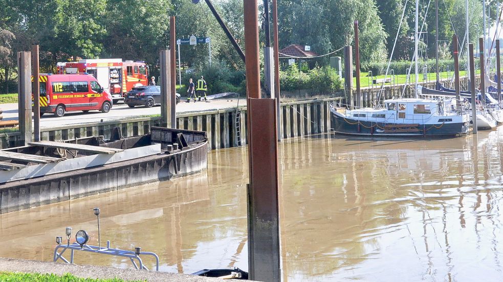 Die Feuerwehr stand mit ihren Fahrzeugen an der Kaimauer in Jemgum. Foto: Wolters