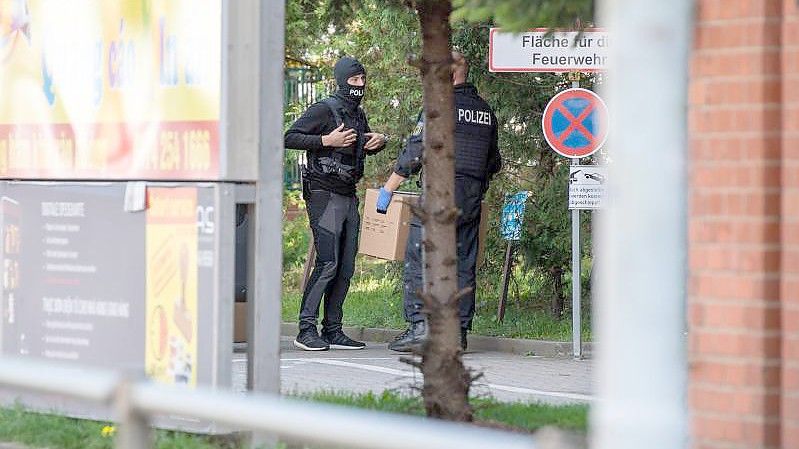 Polizisten stehen auf dem Gelände des Dong Xuan Center in Berlin. Foto: Christophe Gateau/dpa