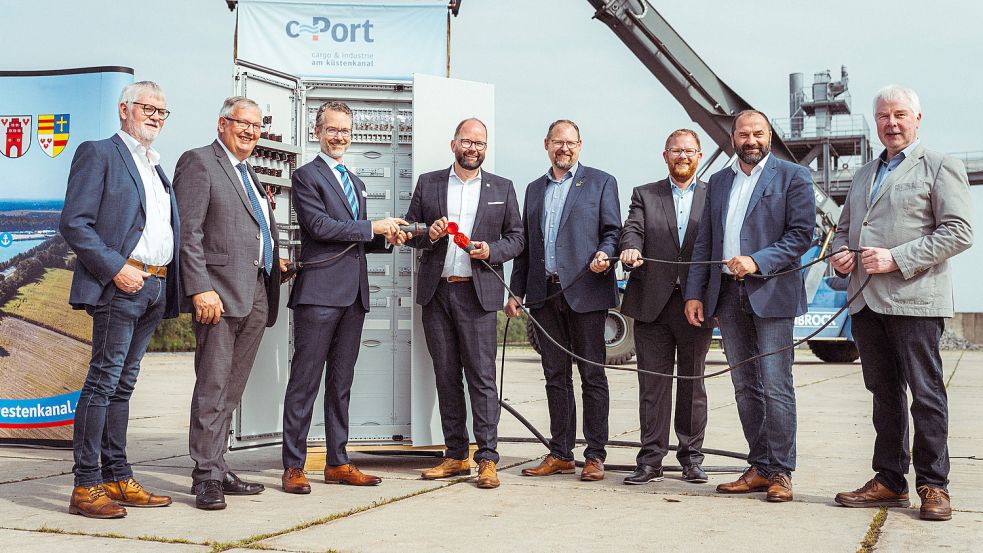 Freuen sich auf die Hafenerweiterung des c-Port (von links): Karl-Heinz Krone (Stadtrat Friesoythe), CDU-Landtagsabgeordneter Karl-Heinz Bley, Staatssekretär Dr. Berend Lindner, Cloppenburgs Landrat Johann Wimberg, Thomas Otto (Bürgermeister Saterland), C-Port-Geschäftsführer   Arno Djuren, Sven Stratmann (Bürgermeister Friesoythe) und Dr. Heinrich Norrenbrock (Gemeinderat Saterland). Foto: Zweckverband