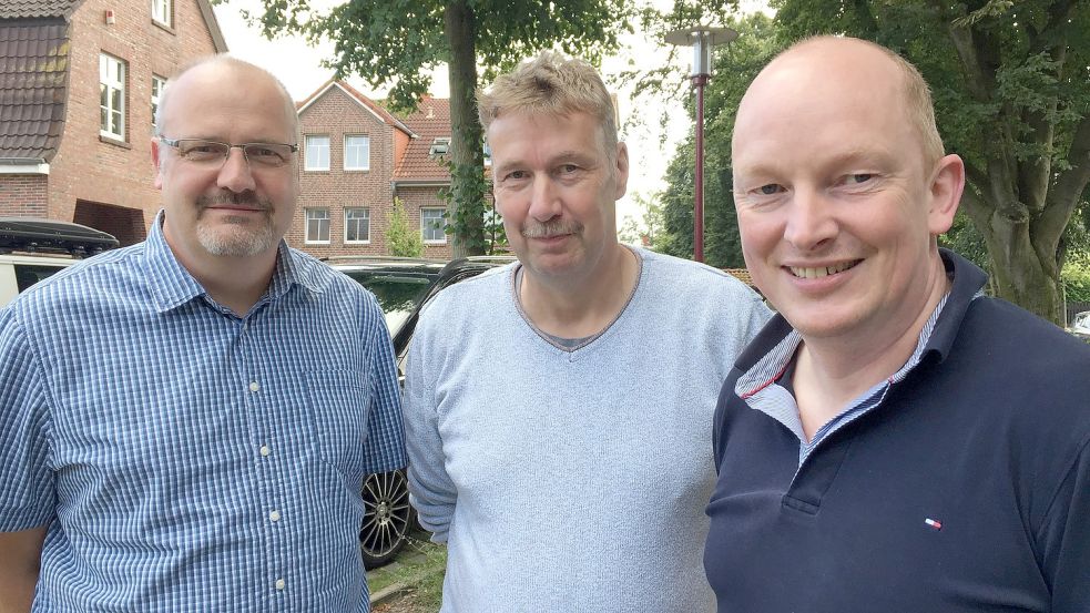 Der Vorstand des Vereins Steernsnupp: 1. Vorsitzender Ernst Berends (Mitte), 2. Vorsitzender Heiner Kruse und Geschäftsführer Gerrit Gathen (rechts). Foto. Schneider-Berents