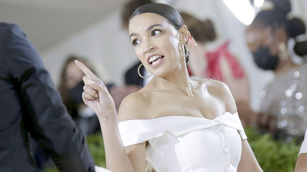 US-Politikerin Alexandria Ocasio-Cortez sorgte bei der Met Gala in New York mit ihrem Kleid für Aufsehen. Foto: imago images/UPI Photo/John Angelillo