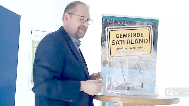 Zum zweiten Mal vergab Saterlands Bürgermeister Thomas Otto jetzt den Zugriff auf Baugrundstücke im Gemeindegebiet per Losentscheid. Screenshot: Fertig