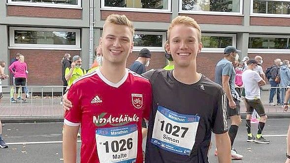 Gemeinsam mit Studienkollege Malte Heckmann (links) lief Simon Fennen die Strecke von 42,195 Kilometern. Fotos: privat
