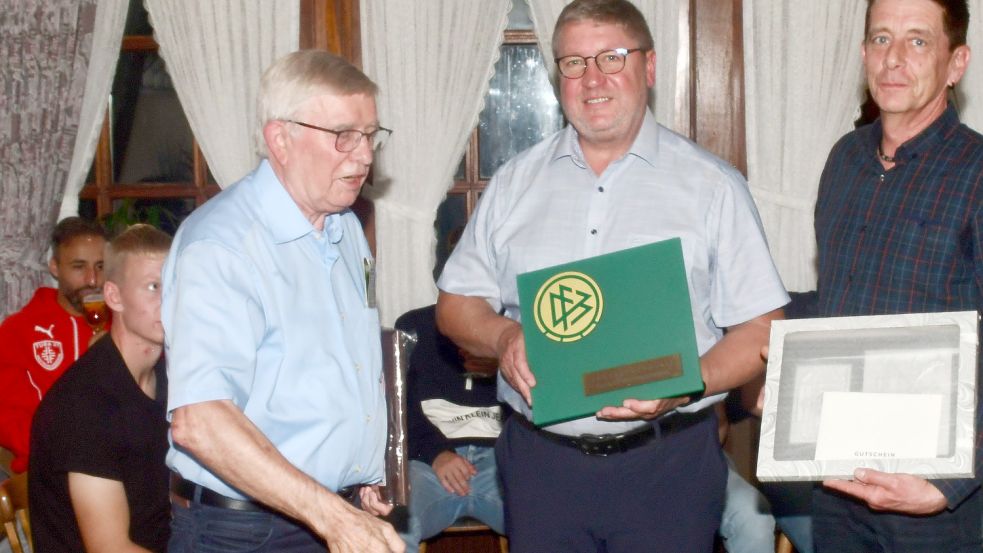 Johann Schön(links) vom NFV-Kreis Ostfriesland überreichte Geschenke zum 100. Geburtstag der Fußballabteilung an den Vorsitzenden Heinz Weßling und Schatzmeister Peter Schaa (rechts). Fotos: Damm