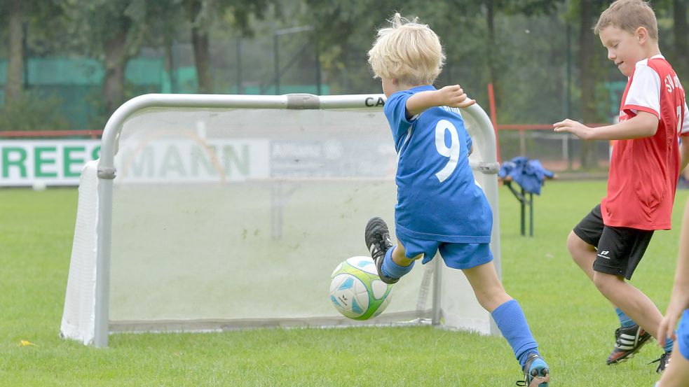 Auf vier Kleintore ohne Torwart wird gespielt. Ein Treffer darf aber nicht von mehr als sechs Metern erzielt werden. Fotos: Ortgies