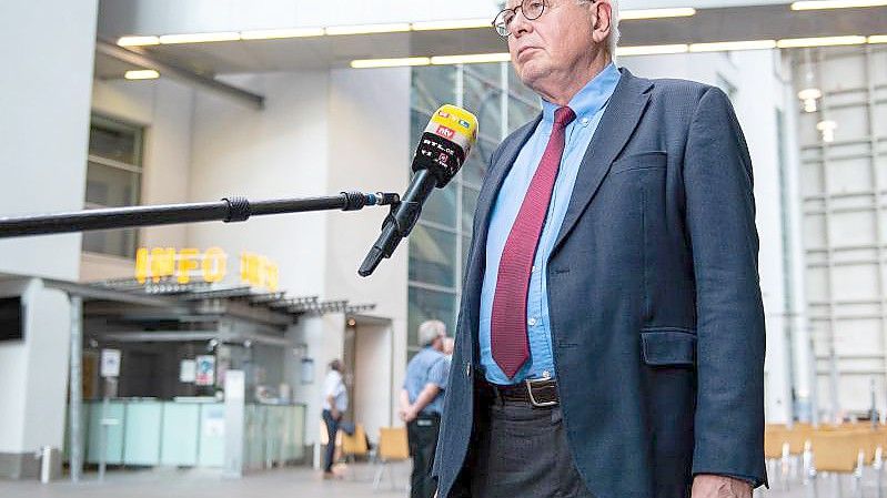 Kläger-Rechtsanwalt Elmar Giemulla in der Lobby des Oberlandesgerichtes. Foto: Guido Kirchner/dpa