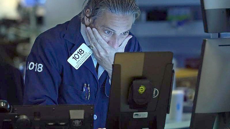 John Romolo, Börsenhändler, arbeitet auf dem Parkett der New Yorker Börse. Die mit Spannung erwarteten Inflationsdaten aus den USA haben den Notierungen an der Wall Street keinen Anschub verliehen. Foto: Richard Drew/AP/dpa