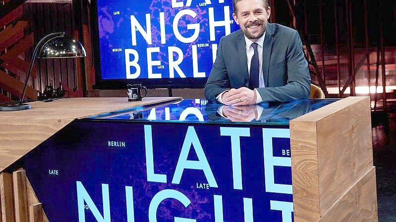 Politik statt Show: ProSieben-Entertainer Klaas Heufer-Umlauf hat in seiner Sendung „Late Night Berlin“ Kinderreporter auf die Kanzlerkandidaten Laschet und Scholz angesetzt. Foto: Annette Riedl/dpa