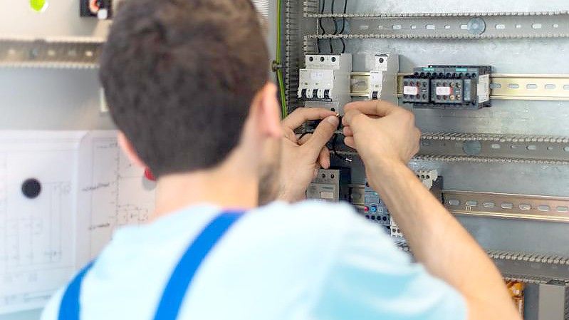 Der 19-jährige Mohammad aus Afghanistan arbeitet in einem Leipziger Ausbildungszentrum von Siemens an der Verdrahtung eines Schaltschranks. Foto: Monika Skolimowska/dpa-Zentralbild/dpa