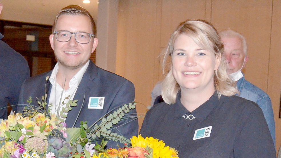Blumensträuße und Glückwünsche nahmen Barßels Bürgermeister Nils Anhuth und seine Ehefrau Steffi am Wahlabend entgegen. Das Ergebnis der Wahl wurde in der Aula der Integrierten Gesamtschule in Barßel präsentiert. Foto: Fertig