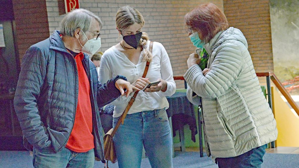 Auch in Moormerland wurde die Auszählung am Sonntagabend mit Spannung verfolgt. Foto: Lüppen